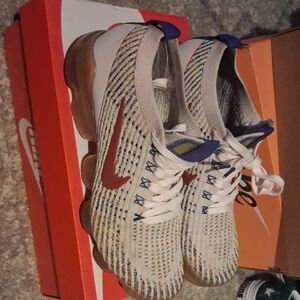 Nike White and Red Flyknit Sneakers